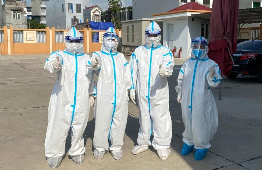 Nhân viên y tế thể hiện quyết tâm chống dịch.