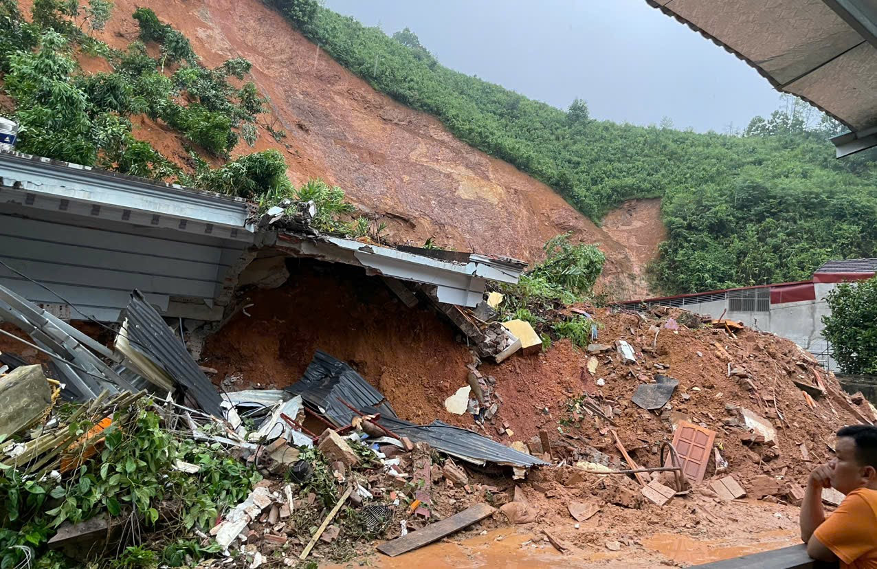 Vụ sạt lở đất khiến căn nhà sập đổ hoàn toàn.