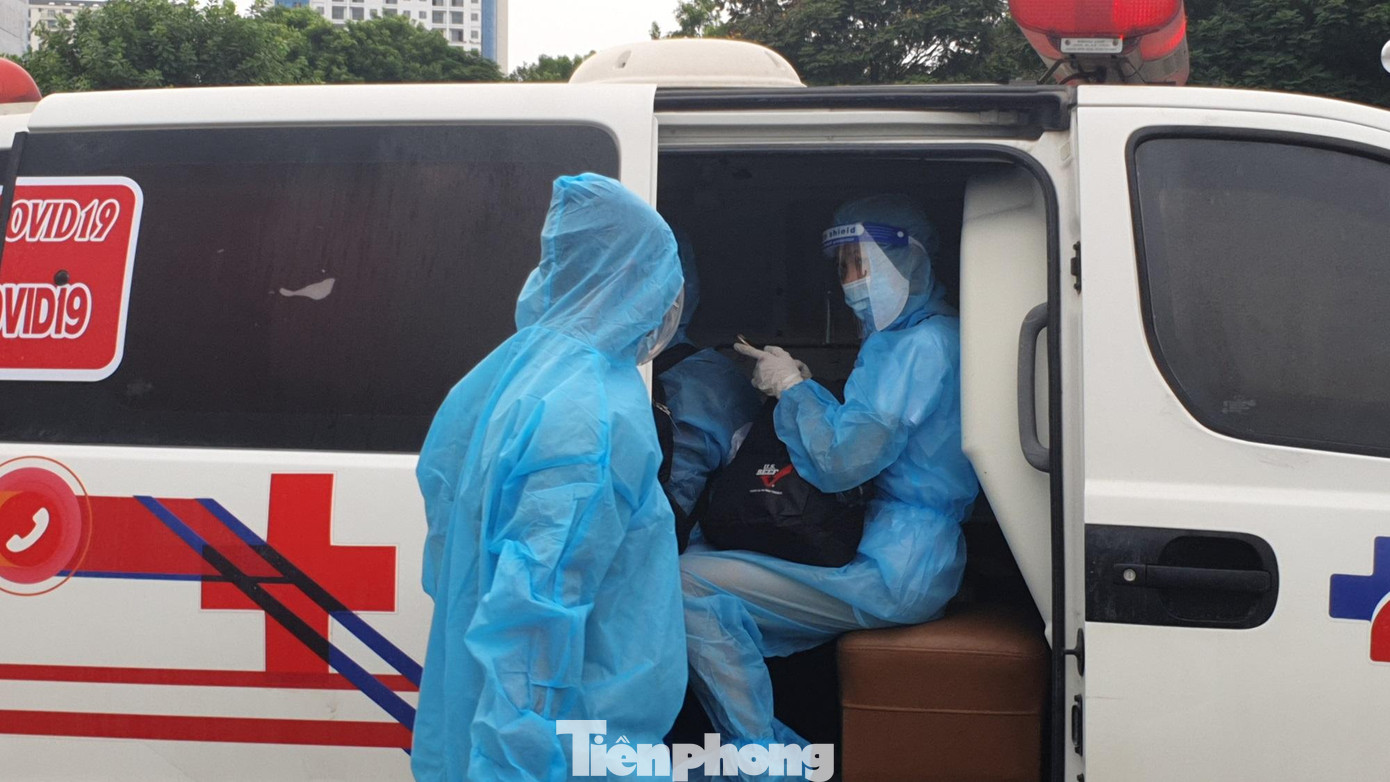 Đến điểm đón, sau khi tiếp nhận giấy tờ từ cán bộ y tế, sau 30 phút, các F1 mới mặc quần áo, chuẩn bị đồ dùng và bắt đầu lên xe.