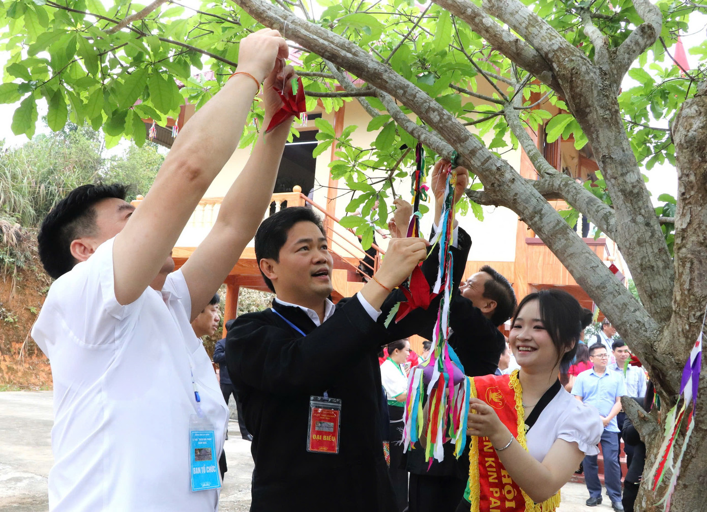 Các lãnh đạo tỉnh Lai Châu tham gia một số hoạt động của lễ hội. Trong ảnh: Ông Vũ Mạnh Hà, Phó Bí thư Thường trực Tỉnh ủy Lai Châu treo én cầu may tại cây may mắn cạnh nhà Then