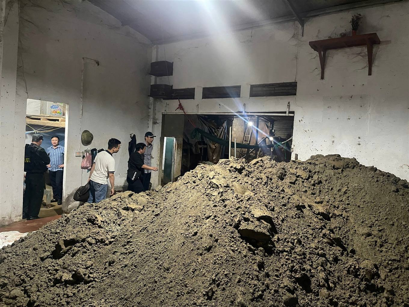 Tang vật tại nhà một đối tượng khai thác vàng trái phép ở tại xã Minh Lương, huyện Văn Bàn. Ảnh: Tống Huệ Tang vật tại nhà một đối tượng khai thác vàng trái phép ở tại xã Minh Lương, huyện Văn Bàn. Ảnh: Tống Huệ