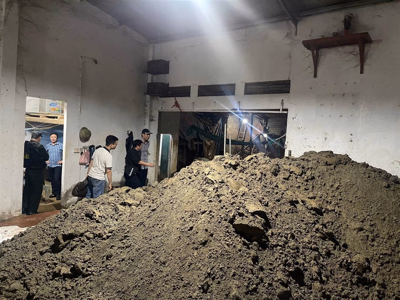 Tang vật tại nhà một đối tượng khai thác vàng trái phép ở tại xã Minh Lương, huyện Văn Bàn. Ảnh: Tống Huệ