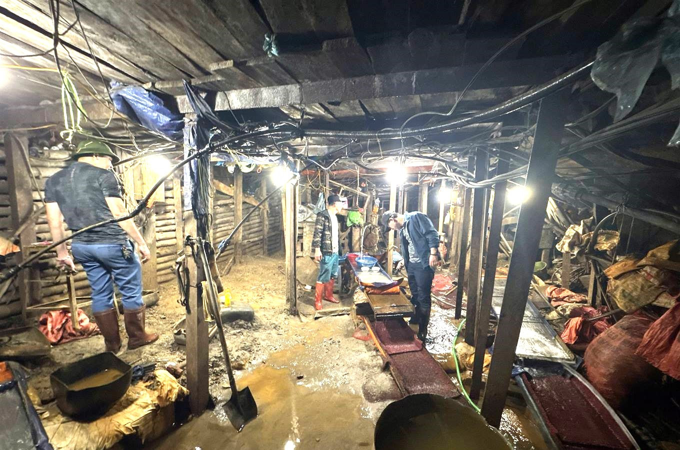 Hiện trường bên trong một hầm lò bị lực lượng Công an triệt phá. Ảnh: Tống Huệ Hiện trường bên trong một hầm lò bị lực lượng Công an triệt phá. Ảnh: Tống Huệ