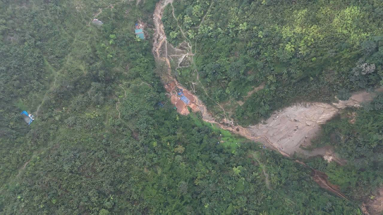 Hiện trường một hầm lò trên núi tại Văn Bàn. Ảnh: Tống Huệ Hiện trường một hầm lò trên núi tại Văn Bàn. Ảnh: Tống Huệ
