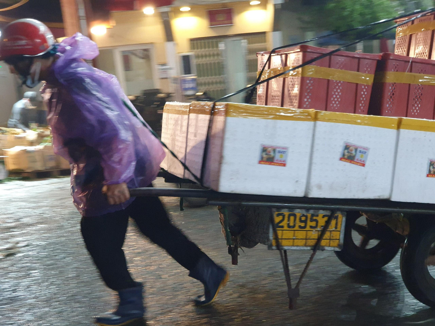 Đây là thời điểm chợ nhộn nhịp nhất, hàng hóa khắp nơi ùa về, đổ xuống, rồi được chủ hàng chia đi các ngả đường.