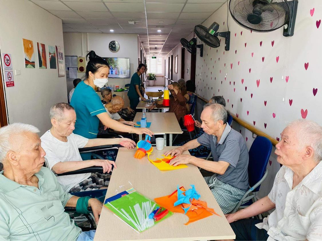 Những chiếc đèn lồng, đèn ông sao đầy màu sắc được chính tay các cụ trong viện dưỡng lão làm.