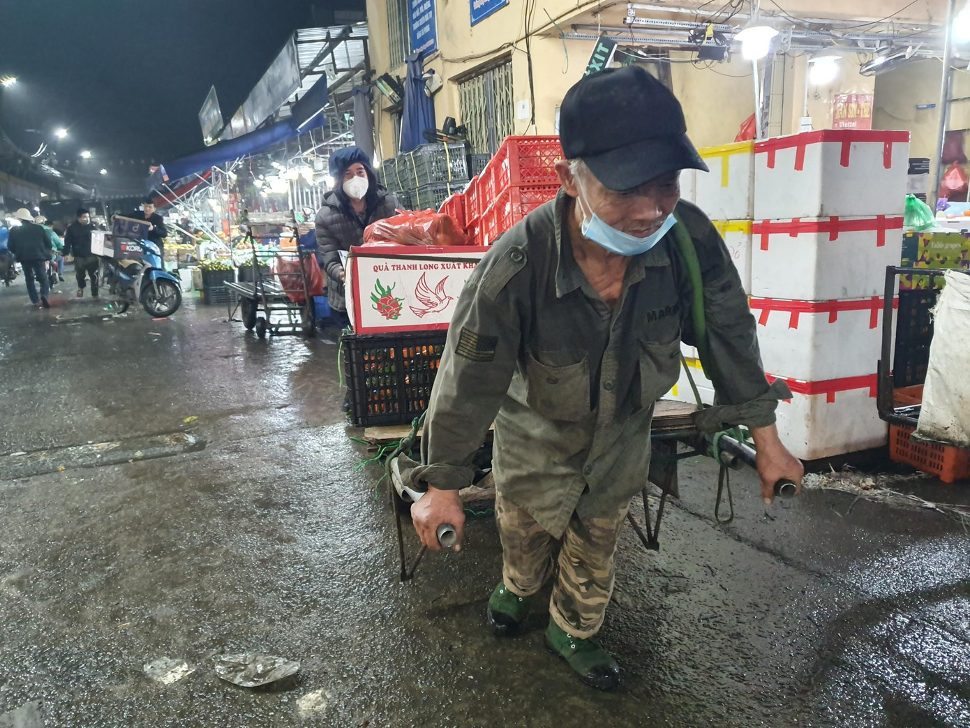 Đó cũng là lúc hàng trăm cửu vạn (đàn ông, phụ nữ và cả những người già) bắt đầu hành trình mưu sinh mỗi ngày.