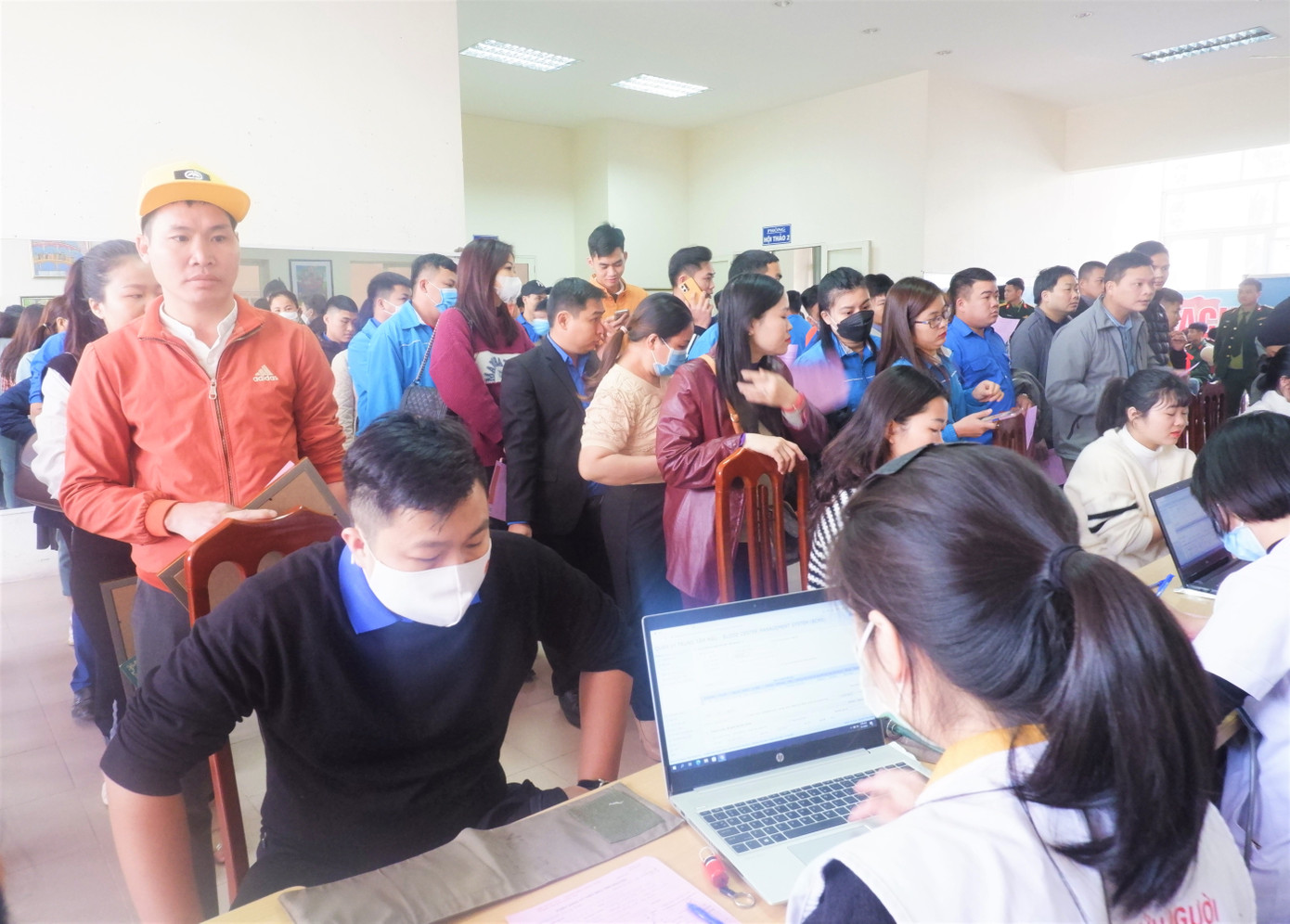 Chủ nhật Đỏ lần thứ XV được báo Tiền Phong, Ủy ban An toàn giao thông Quốc gia, Viện huyết học truyền máu Trung ương phối hợp tổ chức tại nhiều tỉnh, thành. Năm nay là năm thứ 5 tỉnh Hòa Bình tham gia ngày hội lớn đầy ý nghĩa này, đặc biệt là các đoàn viên, thanh niên, sinh viên tham gia nhiệt tình.