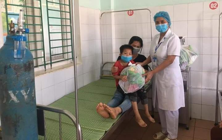 Tặng quà cho các bệnh nhi đang điều trị tại bệnh viện Đa khoa huyện Lục Ngạn.