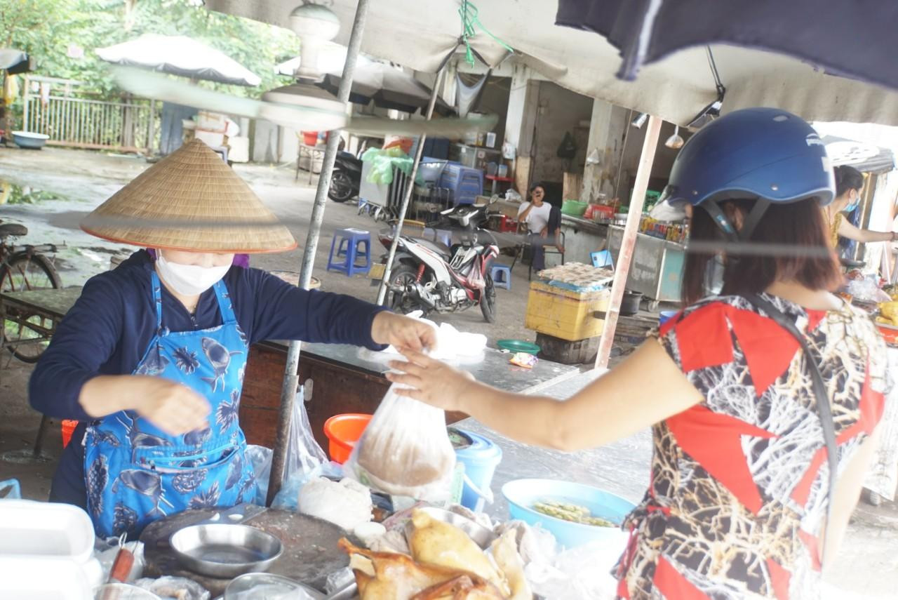 Quầy đồ ăn chín ngay gần UBND huyện Gia Lâm của bà chủ Đỗ Minh Trâm (thị trấn Trâu Quỳ) hôm nay cũng đông khách hơn. Dù quầy hàng chỉ mở bán buổi sáng nhưng mỗi ngày tiêu thụ hết khoảng 70 - 80 kg lòng lợn và các thứ khác. Thời điểm này, nguồn hàng dồi dào, khách cũng tăng dần nên dù không tăng giá nhưng mỗi ngày quán cũng lãi 700 - 800 nghìn đồng. Quầy đồ ăn chín ngay gần UBND huyện Gia Lâm của bà chủ Đỗ Minh Trâm (thị trấn Trâu Quỳ) hôm nay cũng đông khách hơn. Dù quầy hàng chỉ mở bán buổi sáng nhưng mỗi ngày tiêu thụ hết khoảng 70 - 80 kg lòng lợn và các thứ khác. Thời điểm này, nguồn hàng dồi dào, khách cũng tăng dần nên dù không tăng giá nhưng mỗi ngày quán cũng lãi 700 - 800 nghìn đồng.