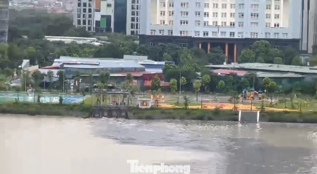 Nước thải đen kịt cuồn cuộn chảy thẳng vào hồ