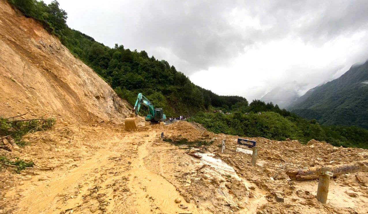 Tại Km76+650, Quốc lộ 4D từ Lai Châu - Lào Cai, xảy ra một vụ sạt lở đất đá nghiêm trọng từ taluy dương xuống mặt đường khiến một người tử vong. Tại Km76+650, Quốc lộ 4D từ Lai Châu - Lào Cai, xảy ra một vụ sạt lở đất đá nghiêm trọng từ taluy dương xuống mặt đường khiến một người tử vong.