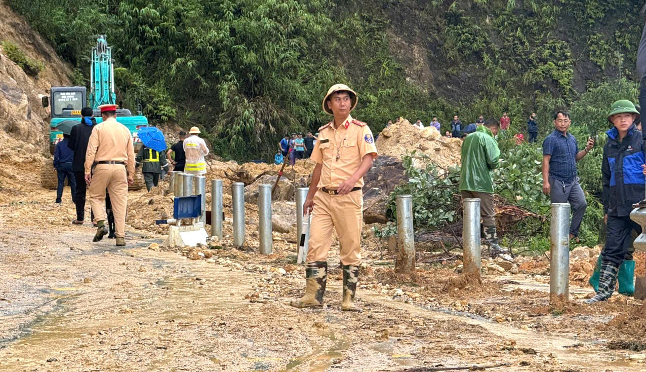 Lực lượng chức năng tổ chức tìm kiếm nạn nhân, phân luồng giao thông. Lực lượng chức năng tổ chức tìm kiếm nạn nhân, phân luồng giao thông.