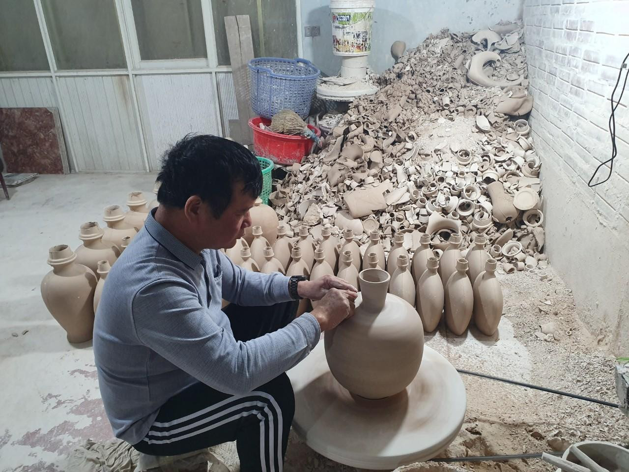 Các loại gốm gia dụng, đồ thờ tự, gốm mỹ thuật, gốm xây dựng và gốm trang trí... từ đây có mặt trên khắp mọi miền đất nước và xuất khẩu đi các nước. Các loại gốm gia dụng, đồ thờ tự, gốm mỹ thuật, gốm xây dựng và gốm trang trí... từ đây có mặt trên khắp mọi miền đất nước và xuất khẩu đi các nước.