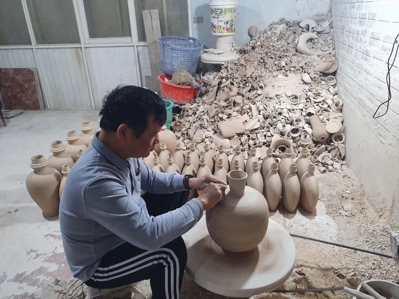 Các loại gốm gia dụng, đồ thờ tự, gốm mỹ thuật, gốm xây dựng và gốm trang trí... từ đây có mặt trên khắp mọi miền đất nước và xuất khẩu đi các nước.