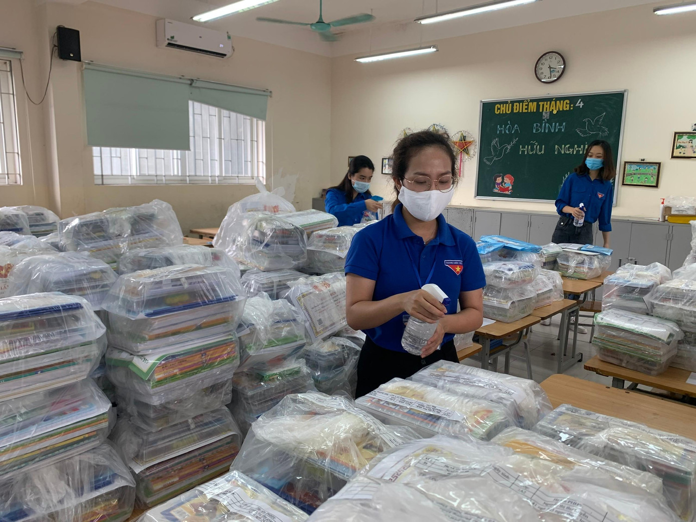 Các cô giáo khử khuẩn sau khi đóng gói SGK cho học sinh Các cô giáo khử khuẩn sau khi đóng gói SGK cho học sinh