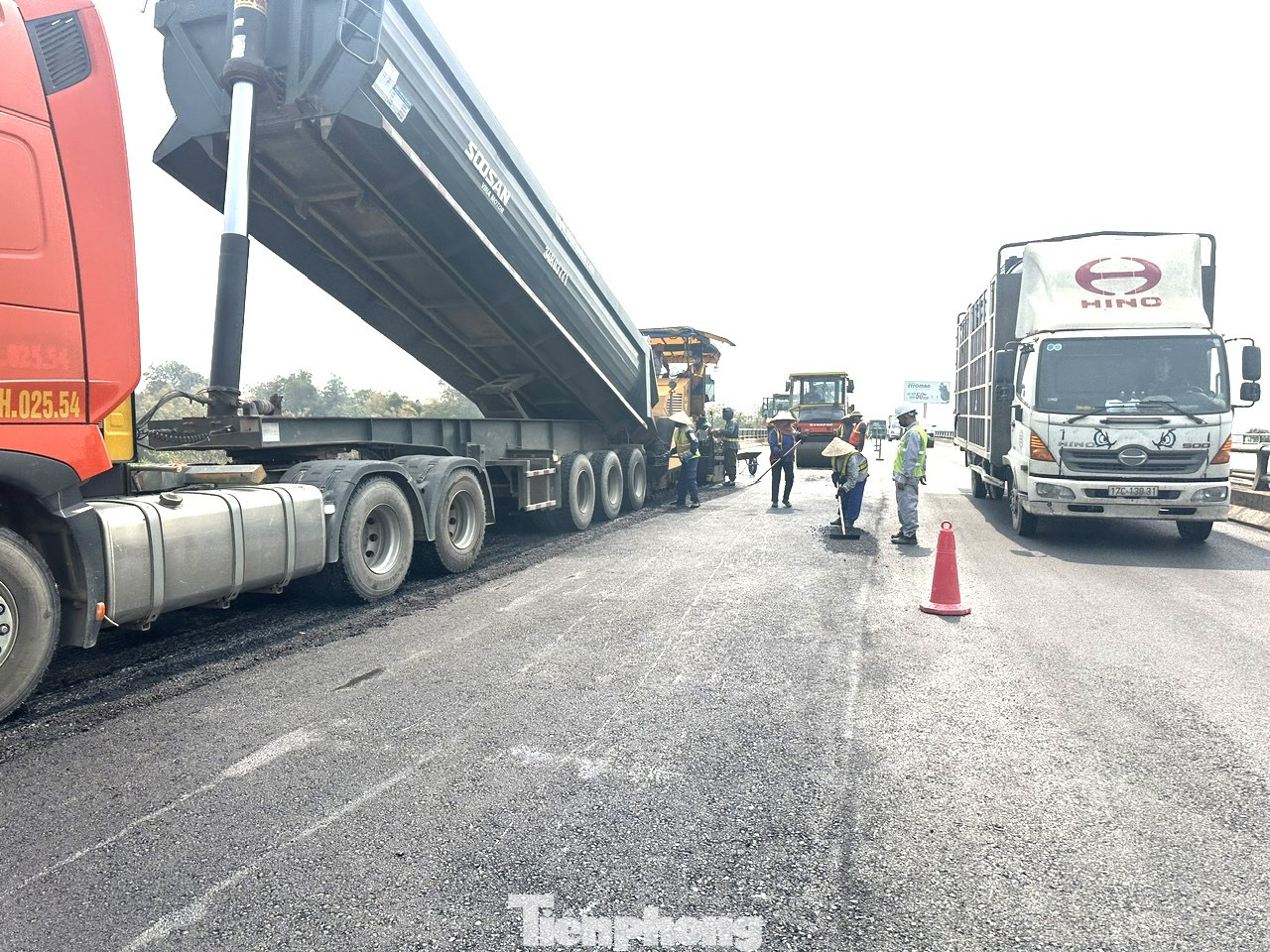 Công đoạn thảm lại mặt đường. Công đoạn thảm lại mặt đường.