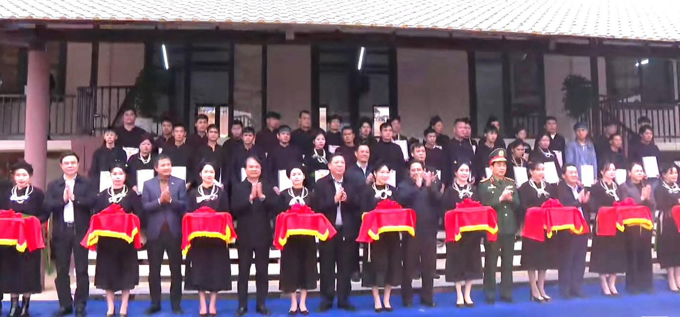 Cuối buổi lễ, Thủ tướng Phạm Minh Chính, cùng các vị đại biểu cắt băng khánh thành khu tái định cư Làng Nủ, Nậm Tông, Kho Vàng.