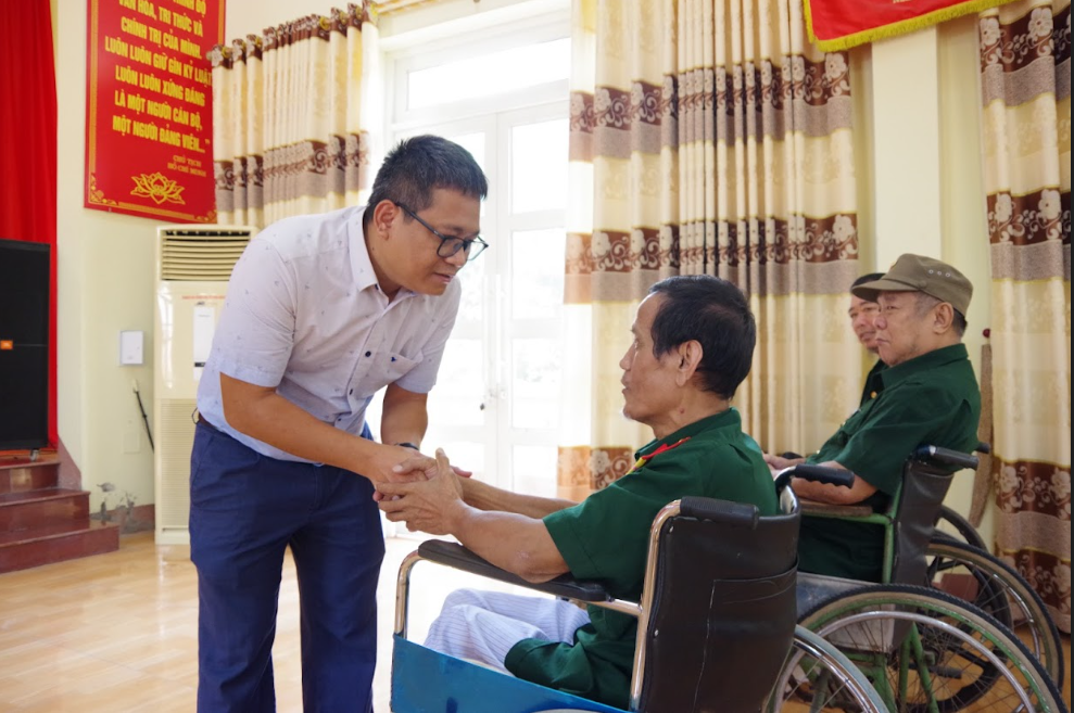 Cùng ngày, Him Lam Land phối hợp với báo Tiền Phong đến thăm hỏi và kính tặng các thương, bệnh binh đang điều trị tại Trung tâm Điều dưỡng người có công tỉnh Phú Thọ 10 triệu đồng.