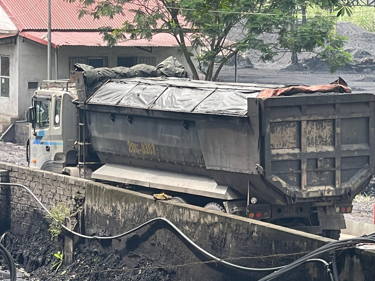 Một xe than bị tạm giữ Một xe than bị tạm giữ