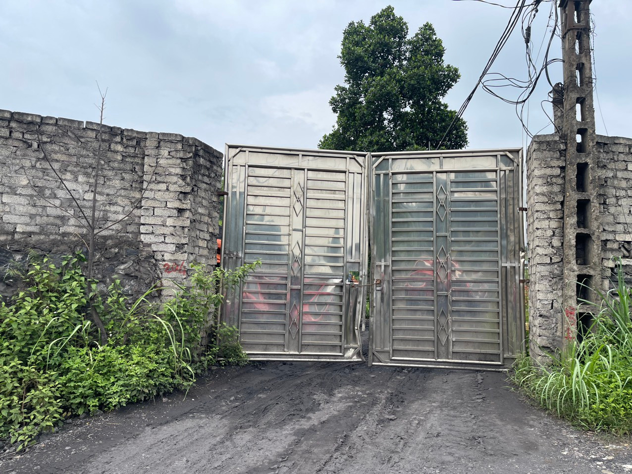 Nơi các xe tải của Cty Hải Thành chở than tới đổ Nơi các xe tải của Cty Hải Thành chở than tới đổ