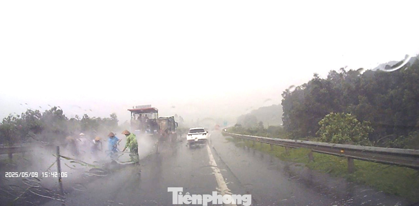 VEC yêu cầu nhà thầu bóc bỏ và thảm lại lớp bê tông nhựa thi công dưới trời mưa trên cao tốc Nội Bài - Lào Cai.