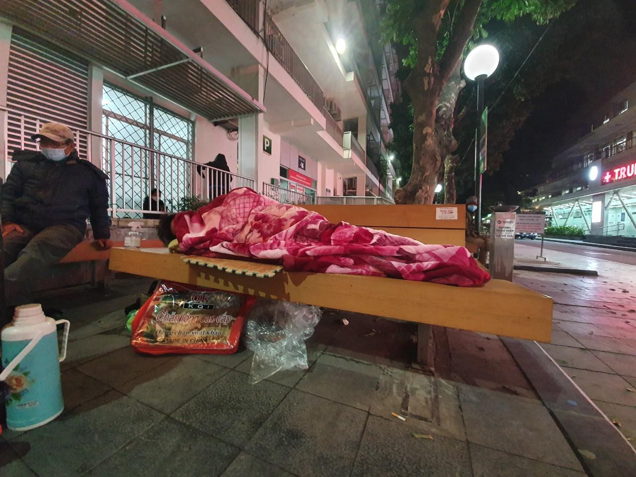 Người nằm vạ vật trên băng ghế giữa trời