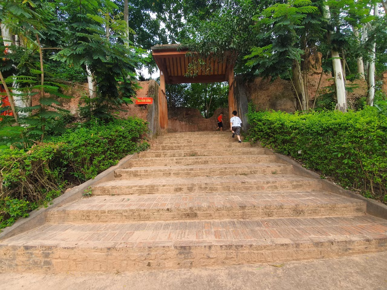 Đồn phồn Xương được coi là đại bản doanh của nghĩa quân Yên Thế, được xây dựng trong hai năm 1894-1895. Đây là một trong 23 điểm di tích và cụm di tích thuộc di tích lịch sử những địa điểm khởi nghĩa Yên Thế được xếp hạng Di tích Quốc gia đặc biệt.