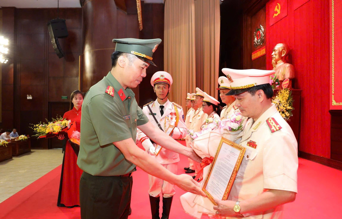 Trong ảnh Giám đốc Công an tỉnh trao quyết định cho Đại tá Trần Quốc Huy, Phó Giám đốc Công an tỉnh. Ảnh: Tống Huệ