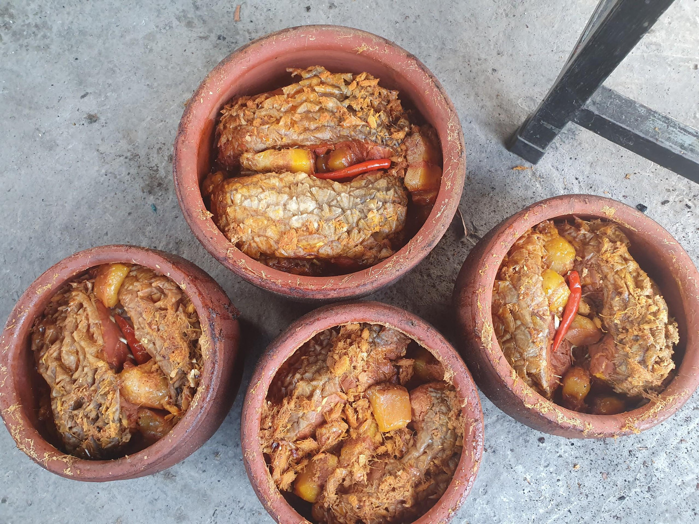 Khúc cá có màu vàng nâu thịt chắc, xương mềm, khi ăn không phải bỏ đi một chút nào. Trung bình mỗi ngày một gia đình ở Đại Hoàng bán được khoảng 20 nồi. Giá mỗi nồi giao động từ 400 nghìn đồng - 1 triệu đồng tùy theo kích thước.