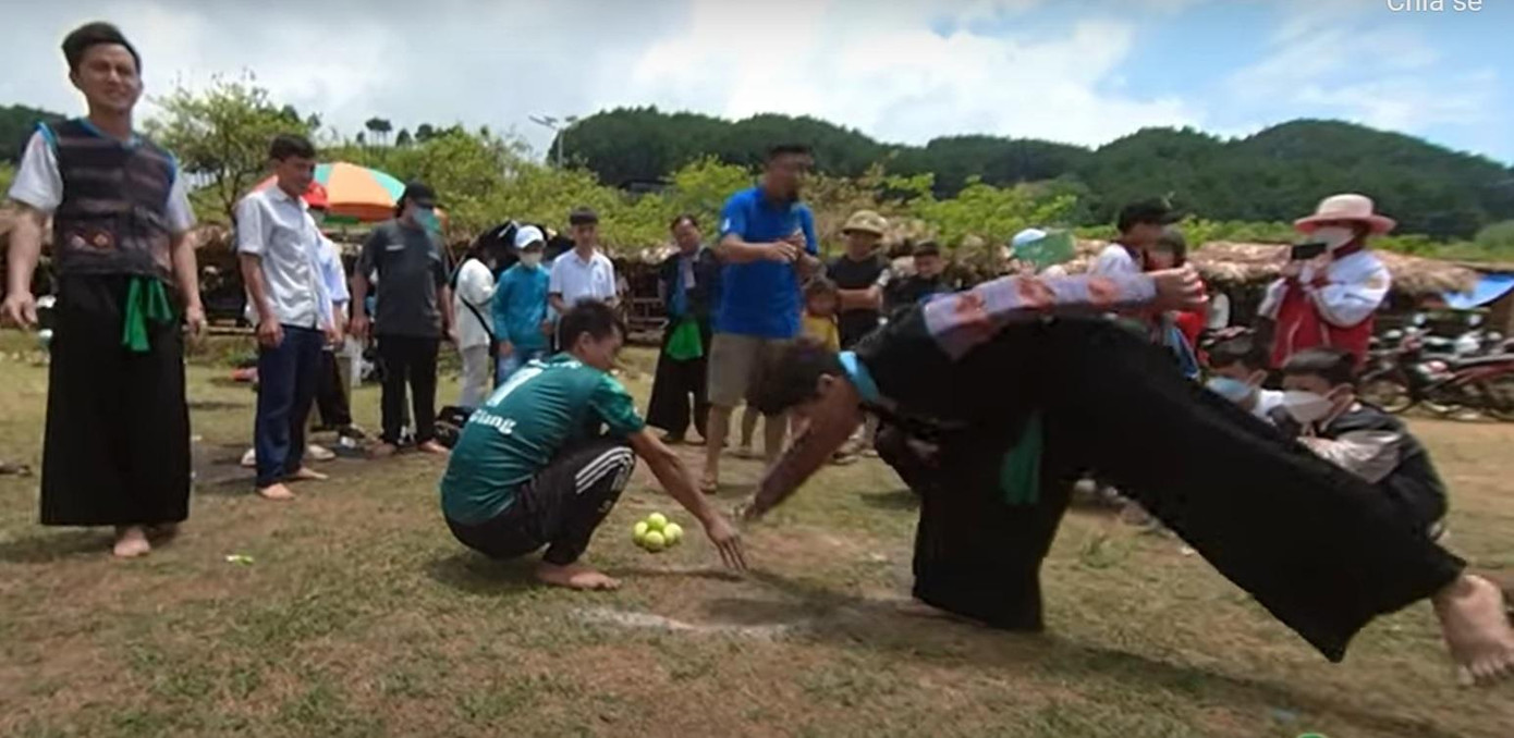 Tham gia trò chơi "Rồng ấp trứng" tại chợ phiên.