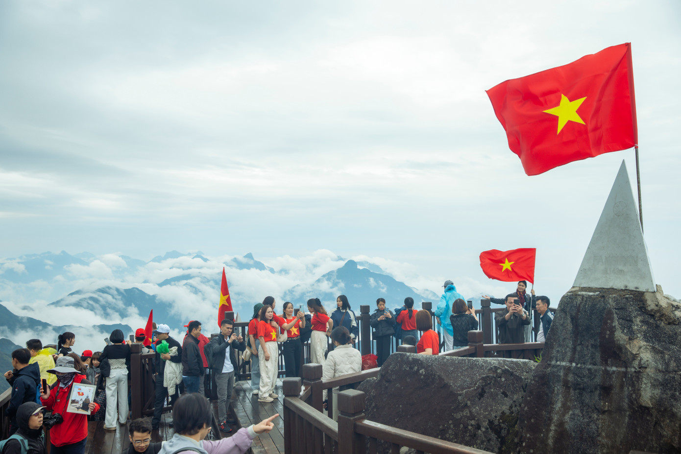 Du khách dự lễ thượng cờ trên đỉnh Fansipan ngày 30/4. Du khách dự lễ thượng cờ trên đỉnh Fansipan ngày 30/4.