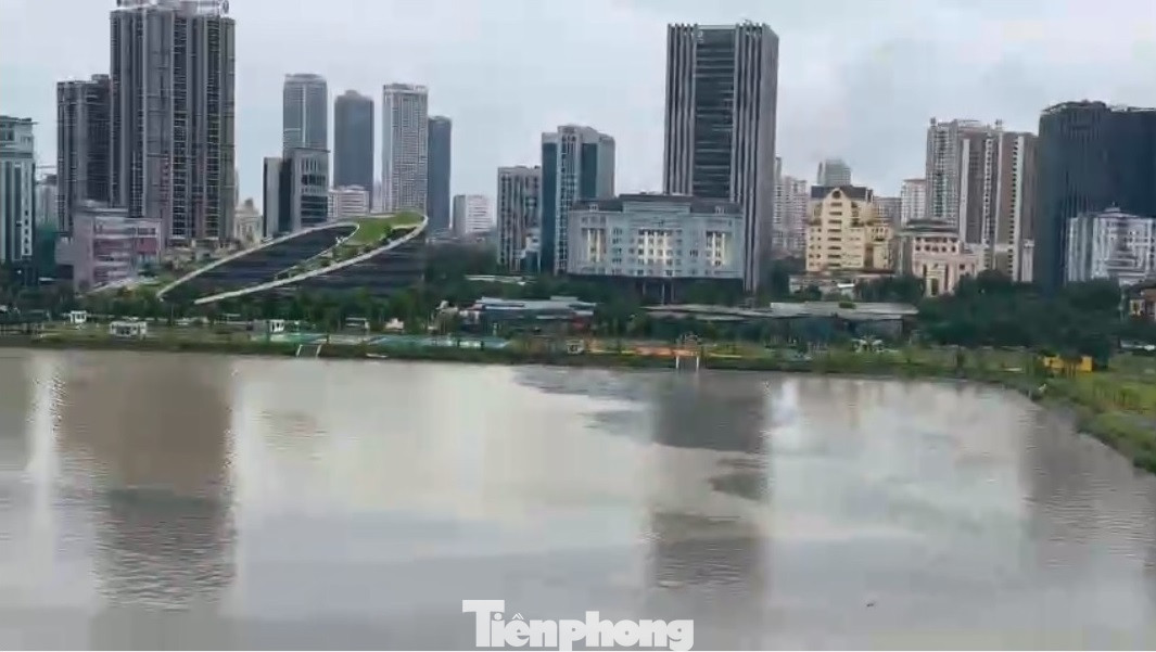 Nước trên mặt hồ chia làm hai màu đen và vàng đục