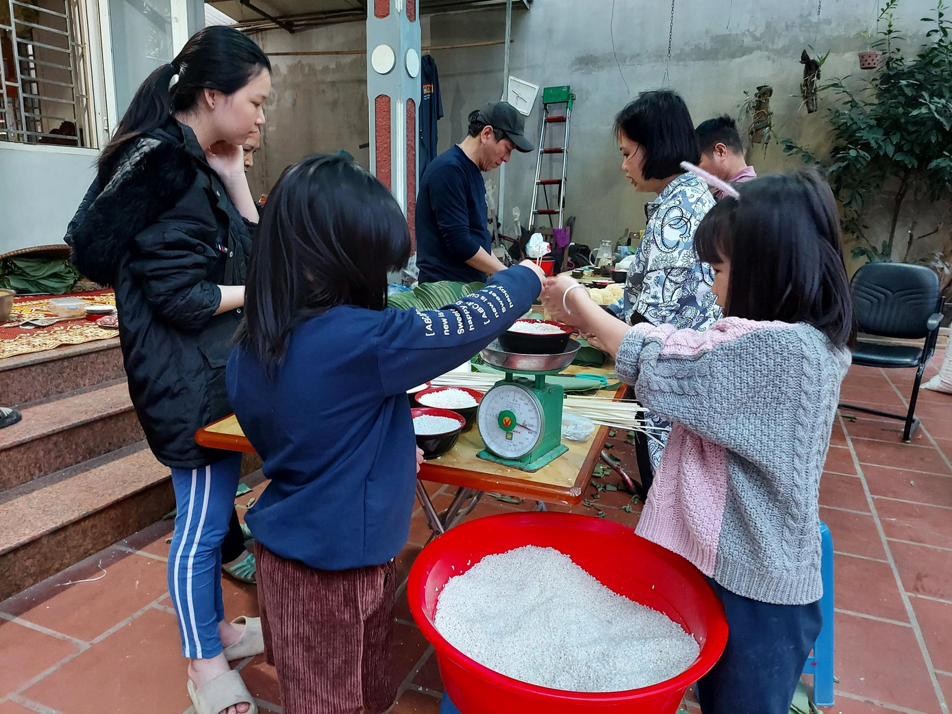 “Đây là dịp tụ họp, nâng cao tình làng nghĩa xóm, tạo không khí vui vẻ trước Tết, hơn nữa đây là dịp để các cháu được học gói bánh chưng, hiểu được giá trị, câu chuyện của dân tộc ta", anh Nguyễn Doanh ở Ứng Hòa (Hà Nội) chia sẻ.