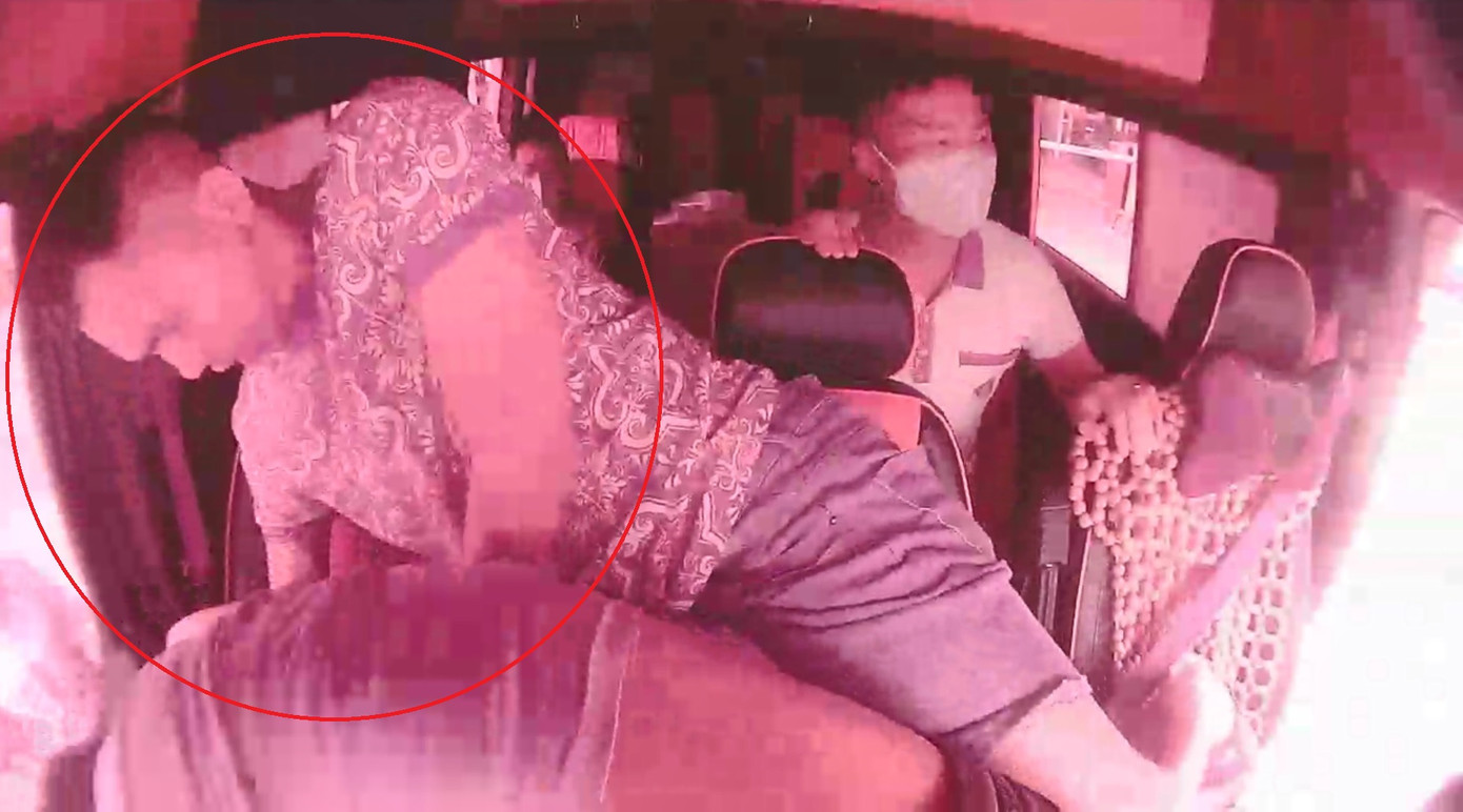 Hai đối tượng đè tài xế Q. xuống tấn công liên tiếp