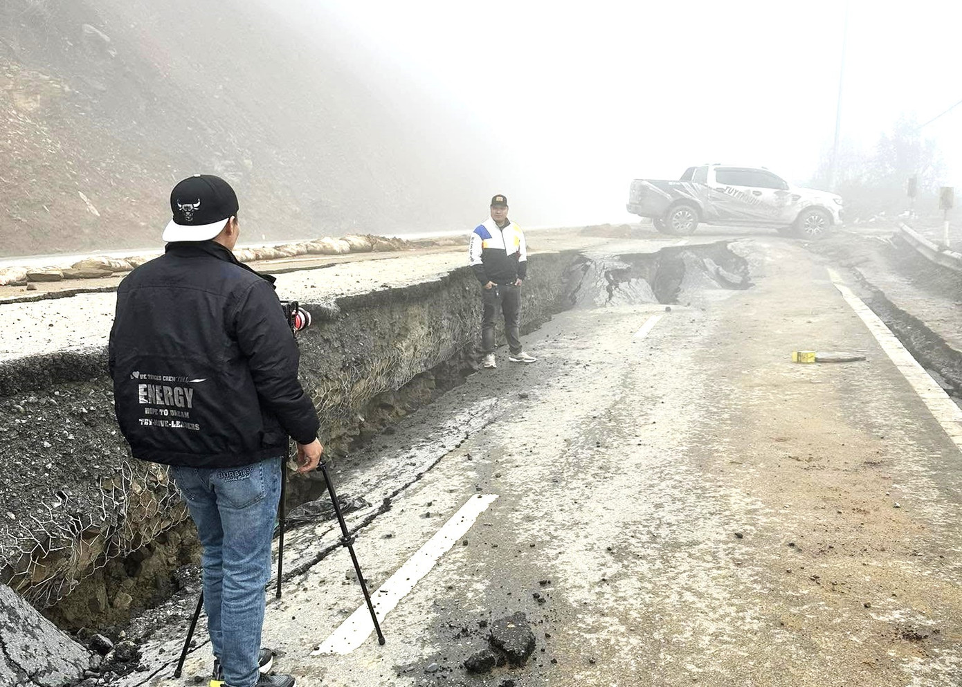 Độ sâu của hố sụt đến ngang bụng người lớn, khoảng hơn 1m.