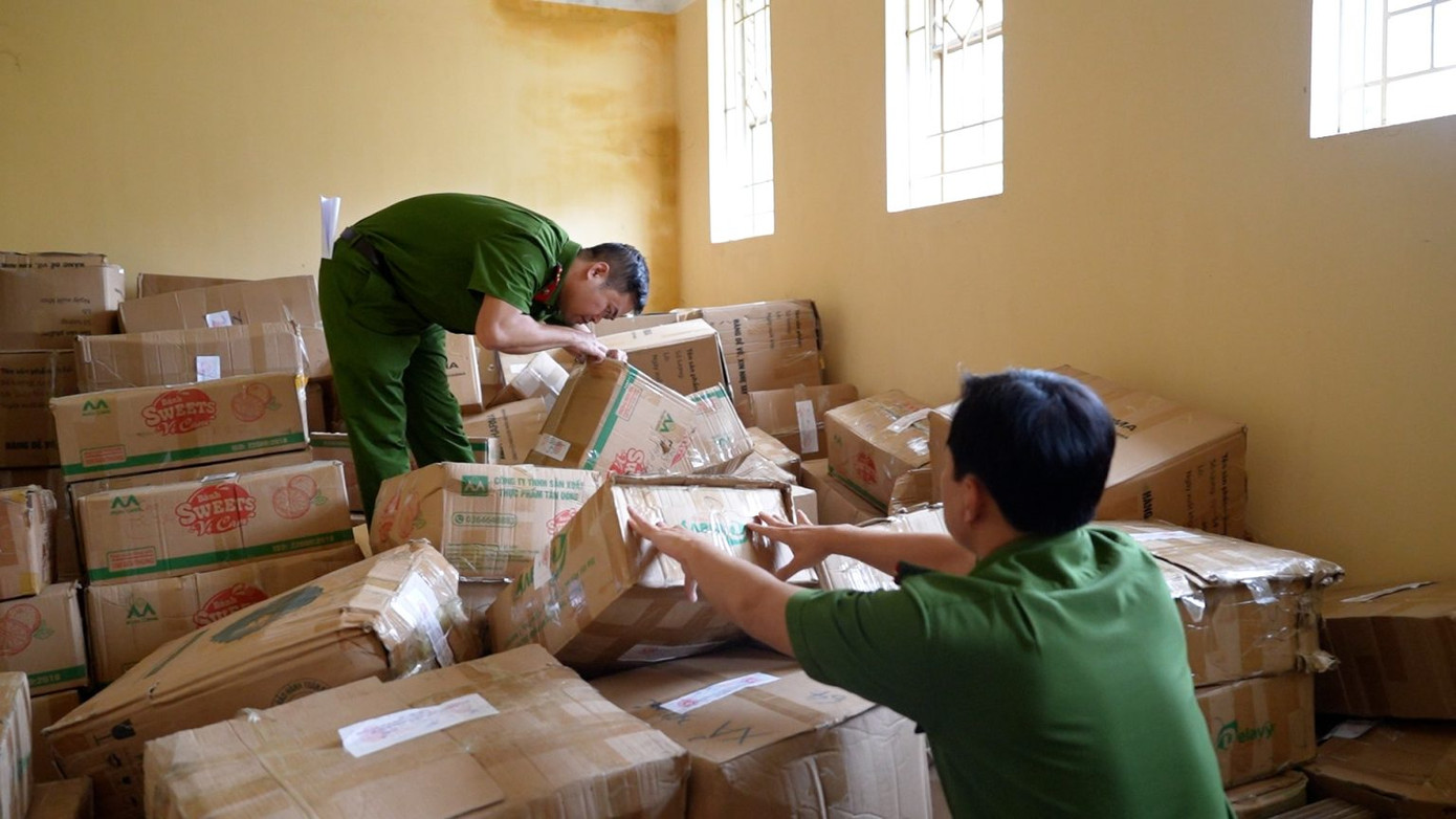 Công an tỉnh Yên Bái kiểm tra hàng hóa bị thu giữ Công an tỉnh Yên Bái kiểm tra hàng hóa bị thu giữ