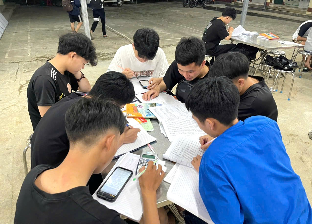 Đêm muộn tại Khu bán trú Trường THPT số 1 Bắc Hà (Bắc Hà, Lào Cai) không khí ôn thi tốt nghiệp THPT diễn ra nghiêm túc, khẩn trương.