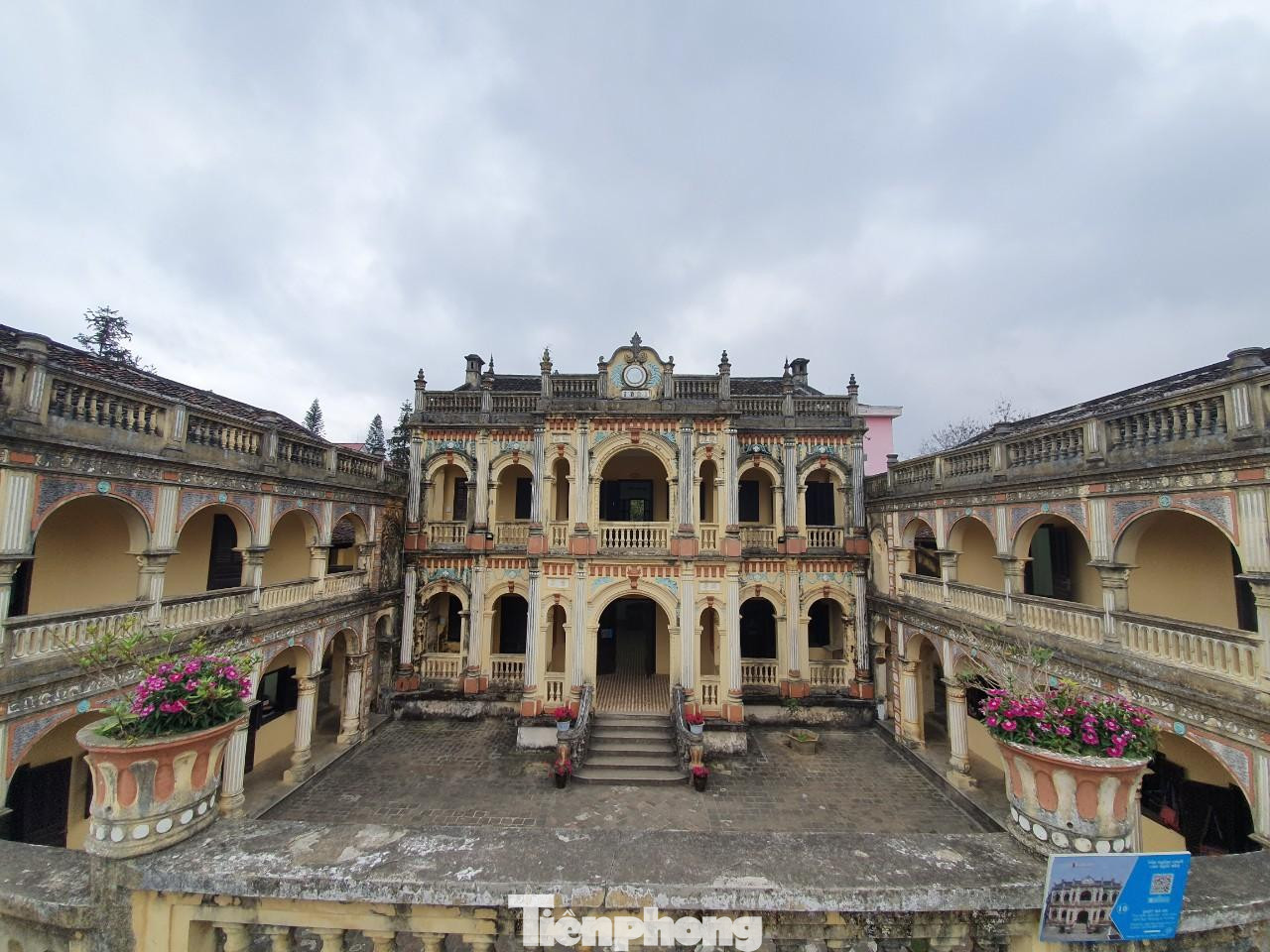 Tòa nhà còn được thiết kế như một pháo đài khép kín, chỉ có một cửa vào duy nhất, bố trí các lỗ châu mai dọc theo hành lang phía trước nơi có lối vào tòa nhà và cửa chính ở trên cao.