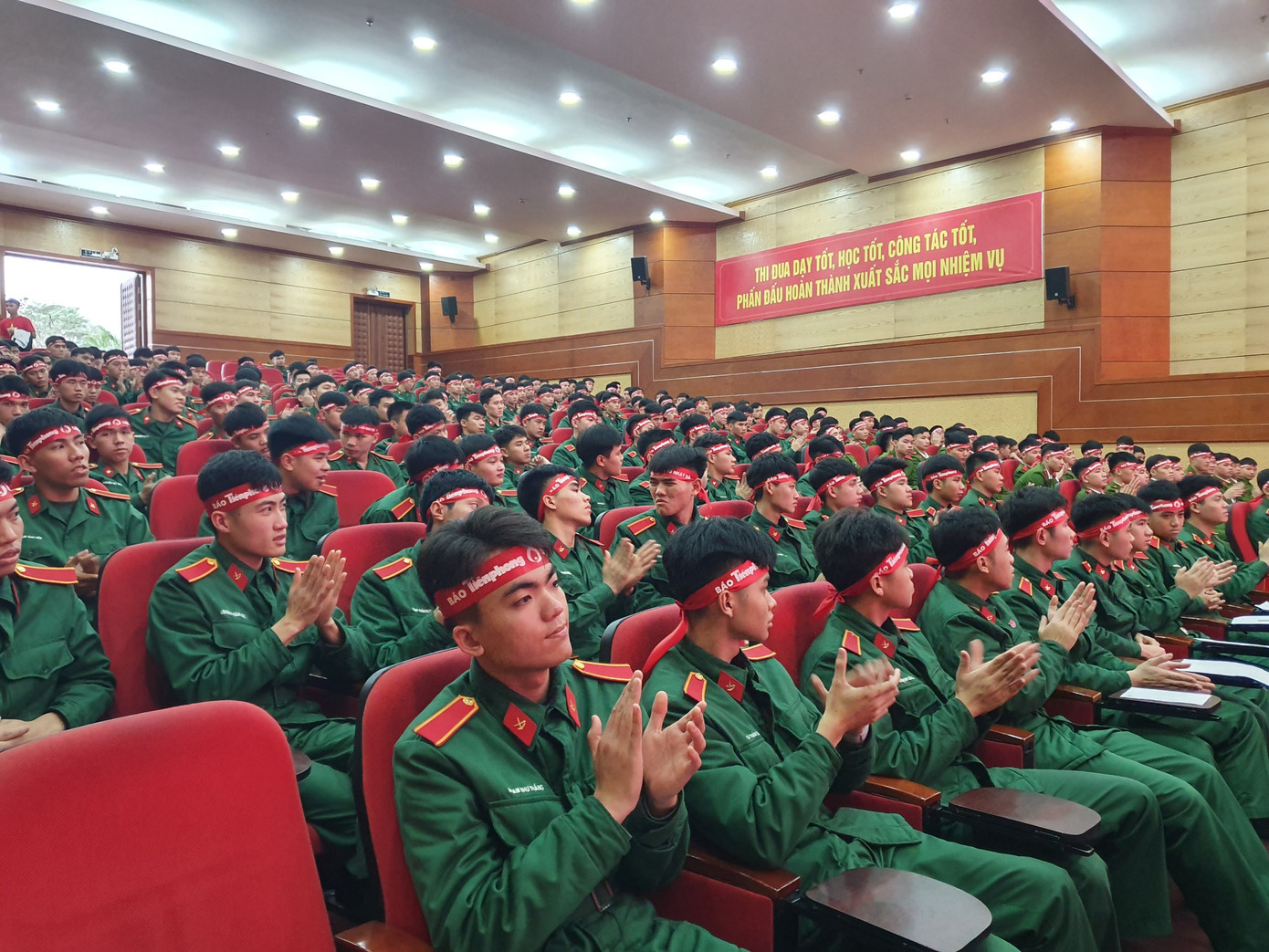 Sáng 12/2, tại Hà Nội, hơn 600 cán bộ, đoàn viên, thanh niên của Học viện Hậu cần (HV Hậu cần) sôi nổi tham gia ngày hội hiến máu Chủ nhật Đỏ lần thứ 15 năm 2023.