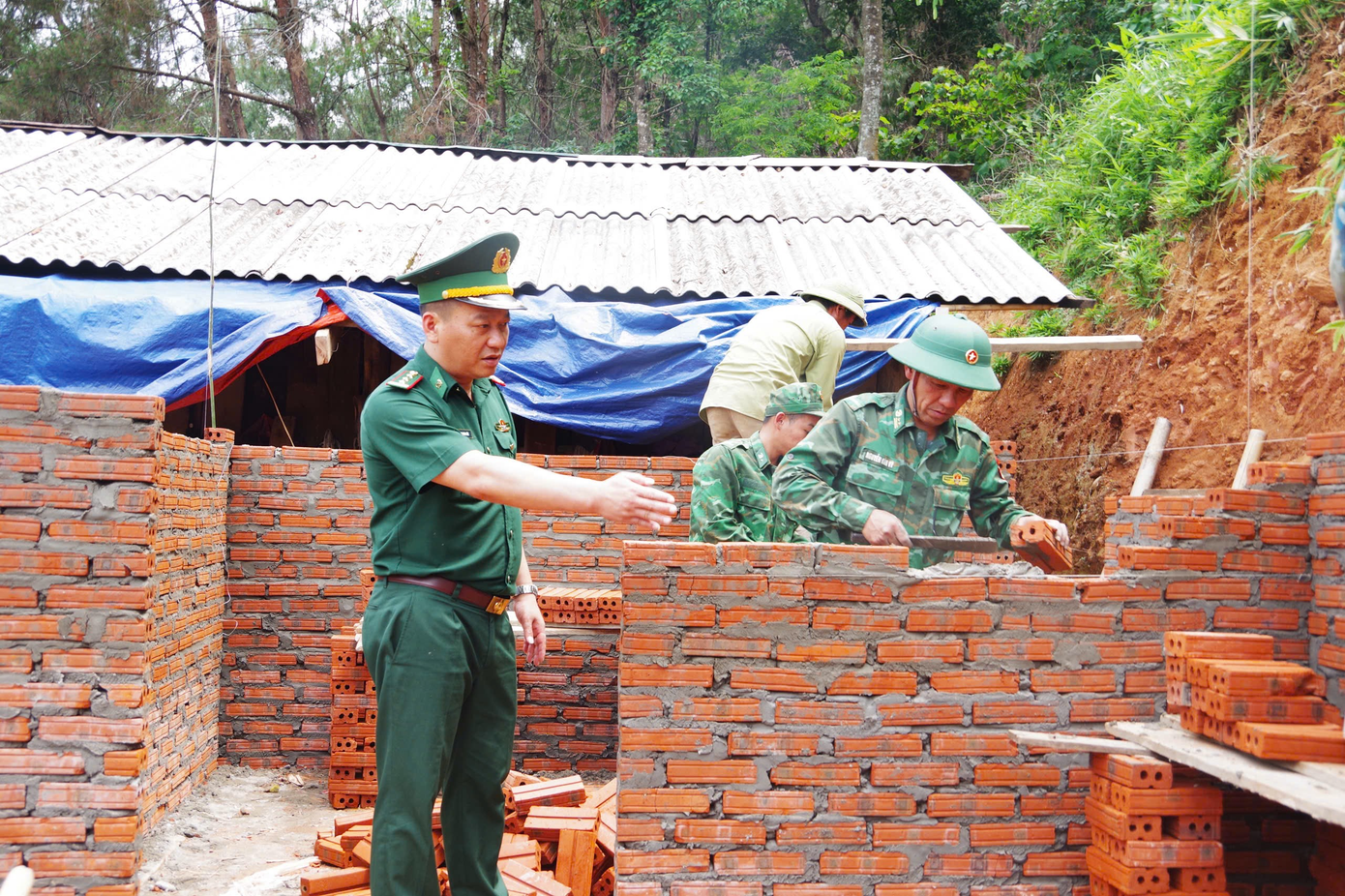 Thượng tá Trương Minh Đức - Chỉ huy trưởng Bộ đội Biên phòng tỉnh Lai Châu kiểm tra xây dựng tại một công trình trên địa bàn xã Huổi Luông, huyện Phong Thổ. Thượng tá Trương Minh Đức - Chỉ huy trưởng Bộ đội Biên phòng tỉnh Lai Châu kiểm tra xây dựng tại một công trình trên địa bàn xã Huổi Luông, huyện Phong Thổ.