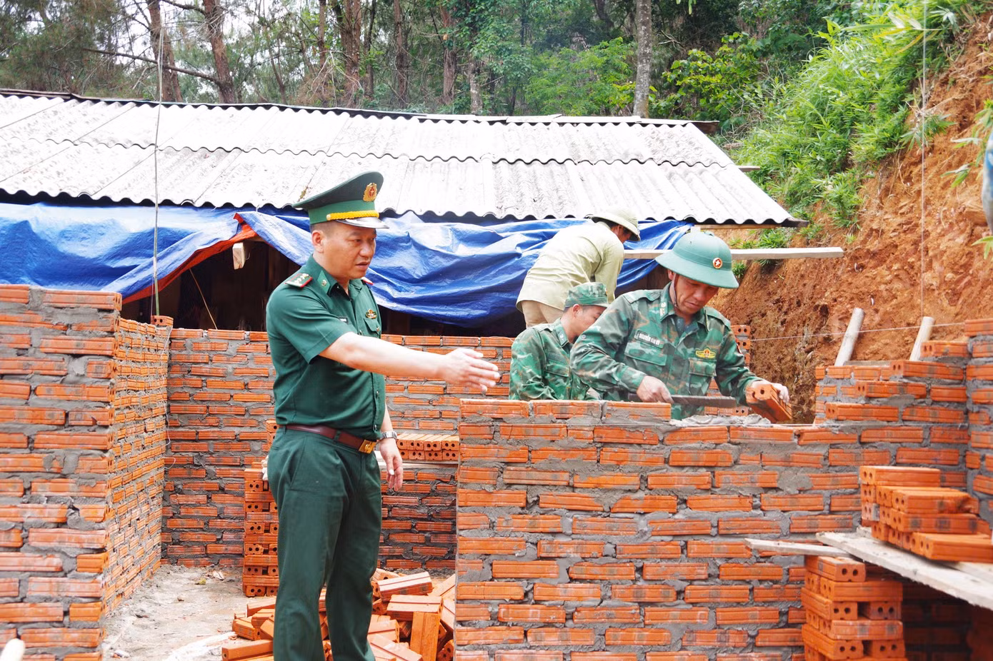 Thượng tá Trương Minh Đức - Chỉ huy trưởng Bộ đội Biên phòng tỉnh Lai Châu kiểm tra xây dựng tại một công trình trên địa bàn xã Huổi Luông, huyện Phong Thổ. Thượng tá Trương Minh Đức - Chỉ huy trưởng Bộ đội Biên phòng tỉnh Lai Châu kiểm tra xây dựng tại một công trình trên địa bàn xã Huổi Luông, huyện Phong Thổ.