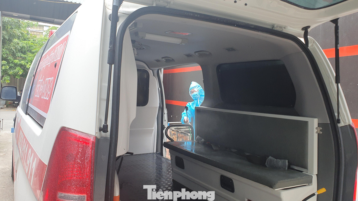 Khi có thông tin địa điểm các ca F0, F1 cần đón, từng người được phân công mặc đồ bảo hộ y tế, tiếp nhận xe sau khi khử khuẩn và lên đường.