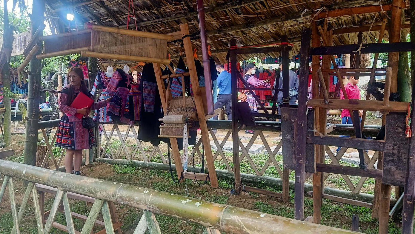Các gian hàng được dựng bằng tre, nứa, mái lợp bằng lá cọ, cỏ tranh, mộc mạc, gần gũi với thiên nhiên...