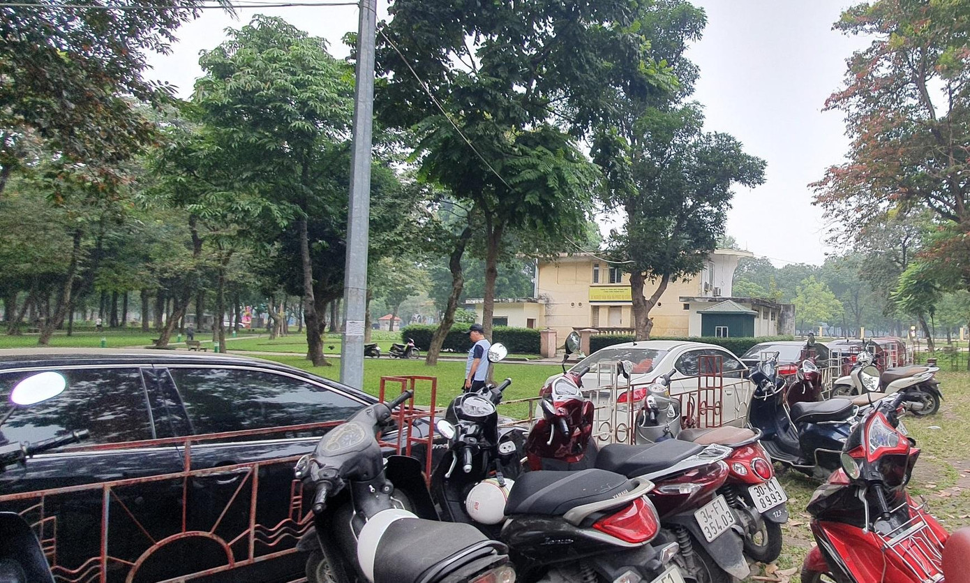Đáng nói, người trông xe ở đây thu phí mà không đưa vé cho khách gửi xe. Hành vi này lặp đi lặp lại nhiều lần, trong khi, việc trả vé cho khách là quy định bắt buộc để tổng hợp doanh thu, tính thuế... Điều này càng quan trọng hơn khi đơn vị quản lý công viên này là Công ty TNHH MTV Công Viên Thống Nhất - đơn vị có 100% vốn Nhà nước, thuộc UBND TP Hà Nội. Đáng nói, người trông xe ở đây thu phí mà không đưa vé cho khách gửi xe. Hành vi này lặp đi lặp lại nhiều lần, trong khi, việc trả vé cho khách là quy định bắt buộc để tổng hợp doanh thu, tính thuế... Điều này càng quan trọng hơn khi đơn vị quản lý công viên này là Công ty TNHH MTV Công Viên Thống Nhất - đơn vị có 100% vốn Nhà nước, thuộc UBND TP Hà Nội.