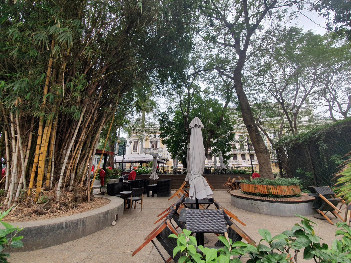 Bàn ghế, ô bạt đã được thu gọn