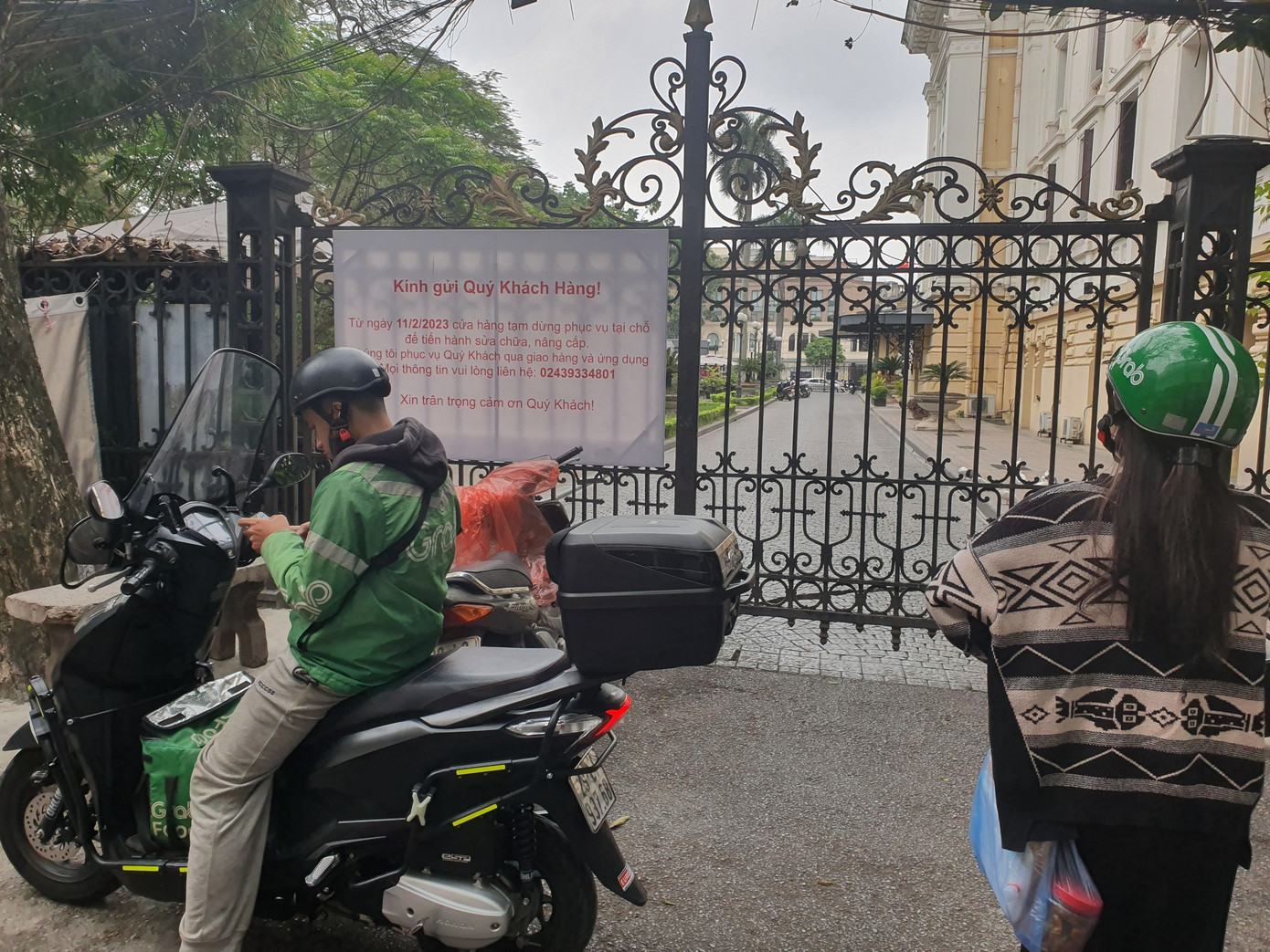 Cửa vào khu vực bán cà phê đã được khoá trái kèm bảng thông báo dừng hoạt động