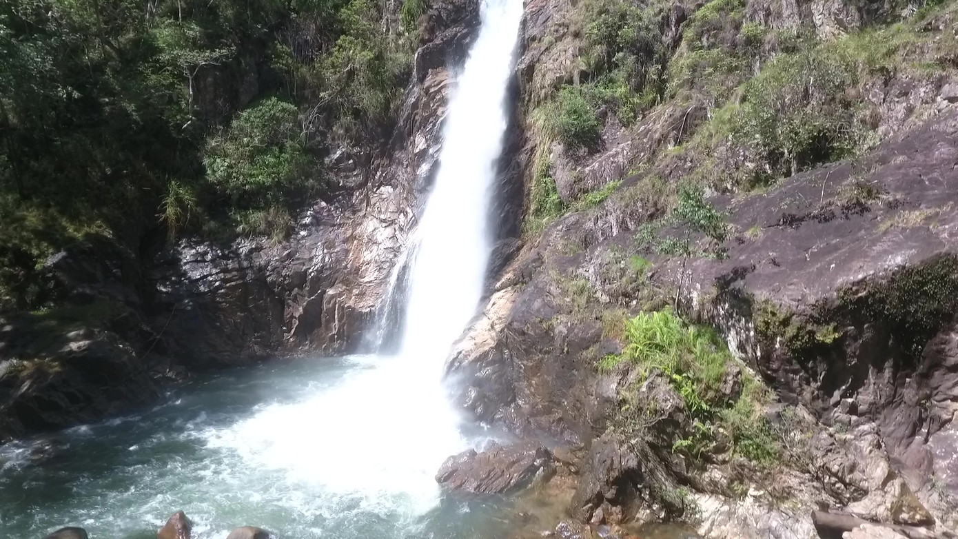 Thác Tà Gụ còn có tên khác là thác Ngà voi đá đứng, gắn liền với những truyền thuyết dân gian của người dân tộc Raglai. Thác Tà Gụ còn có tên khác là thác Ngà voi đá đứng, gắn liền với những truyền thuyết dân gian của người dân tộc Raglai.