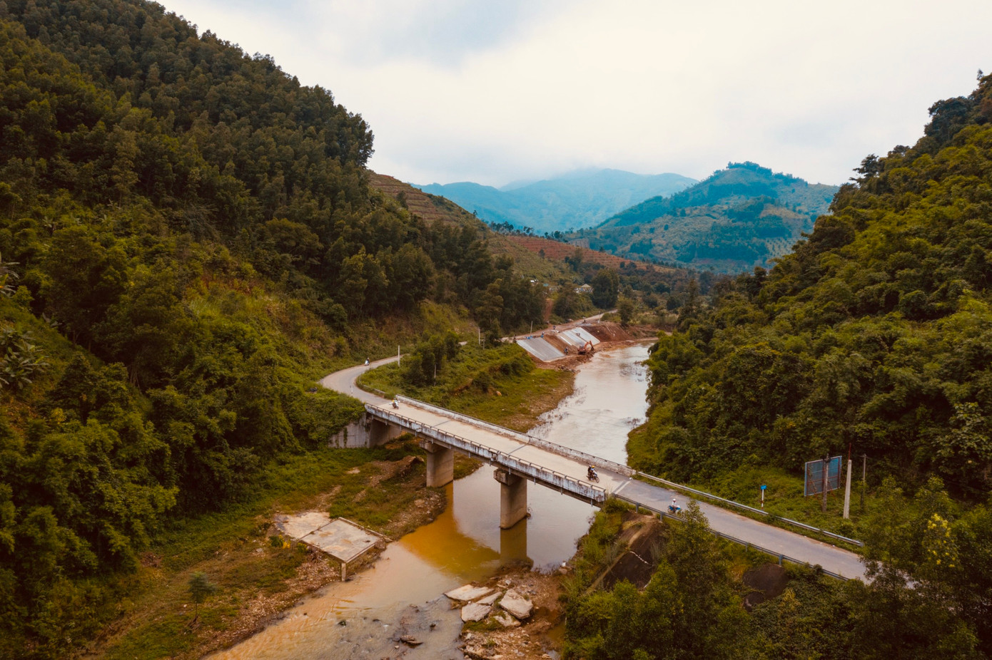 Cầu Ama Bưởi (huyện Khánh Sơn, Khánh Hoà) Cầu Ama Bưởi (huyện Khánh Sơn, Khánh Hoà)