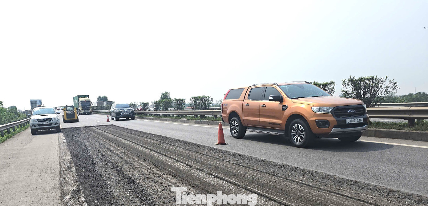 Máy cào bóc lớp bê tông nhựa cũ đến một chiều sâu nhất định. Tại khu vực thi công có dựng chóp cao su phân luồng. Máy cào bóc lớp bê tông nhựa cũ đến một chiều sâu nhất định. Tại khu vực thi công có dựng chóp cao su phân luồng.